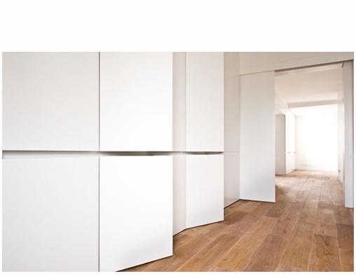un trait sur le pass : PHOTO C (porte dressing ouverte)